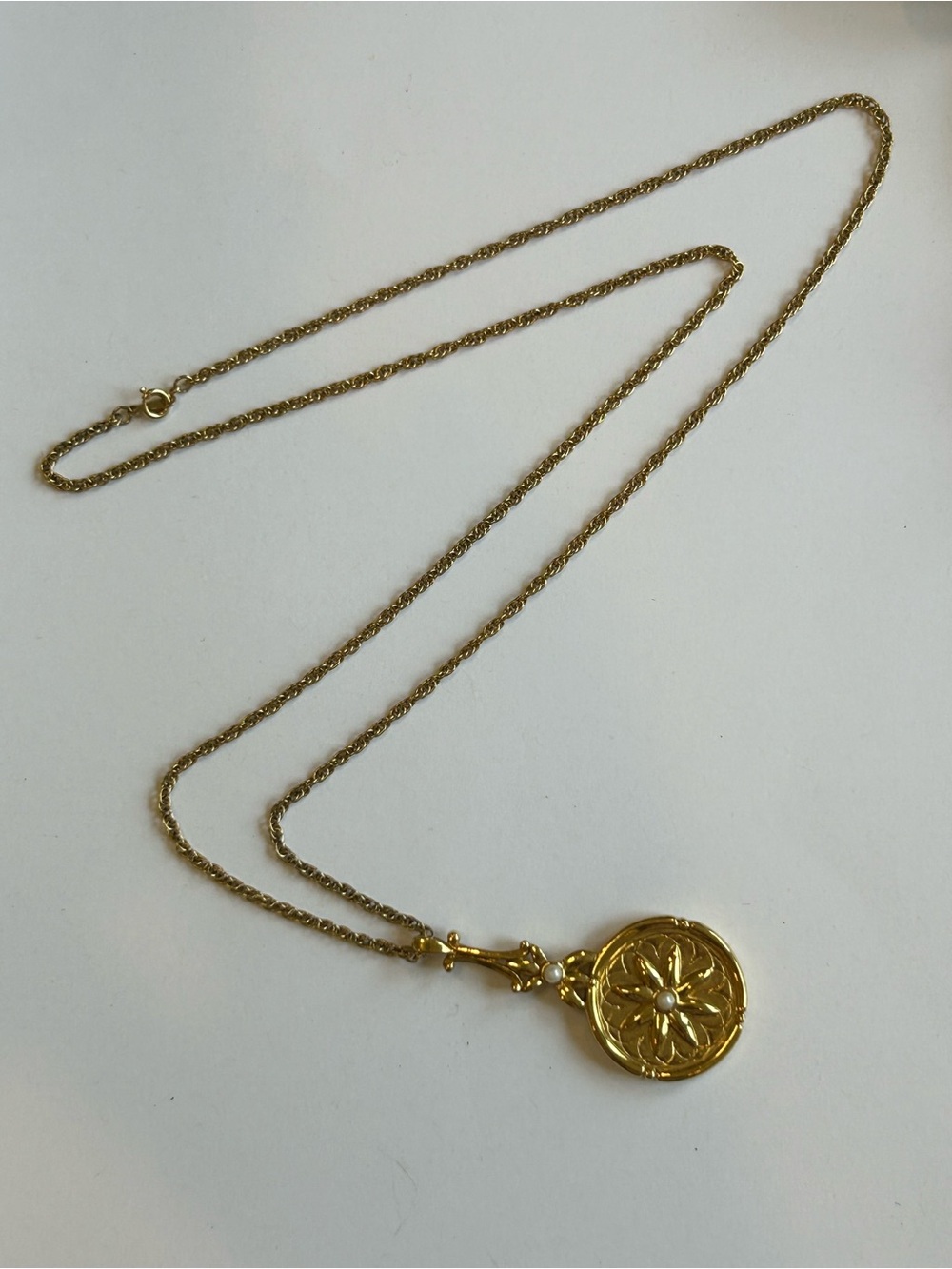 29” Gold-tone 3mm rope chain w/gold-tone pendant with mirror.